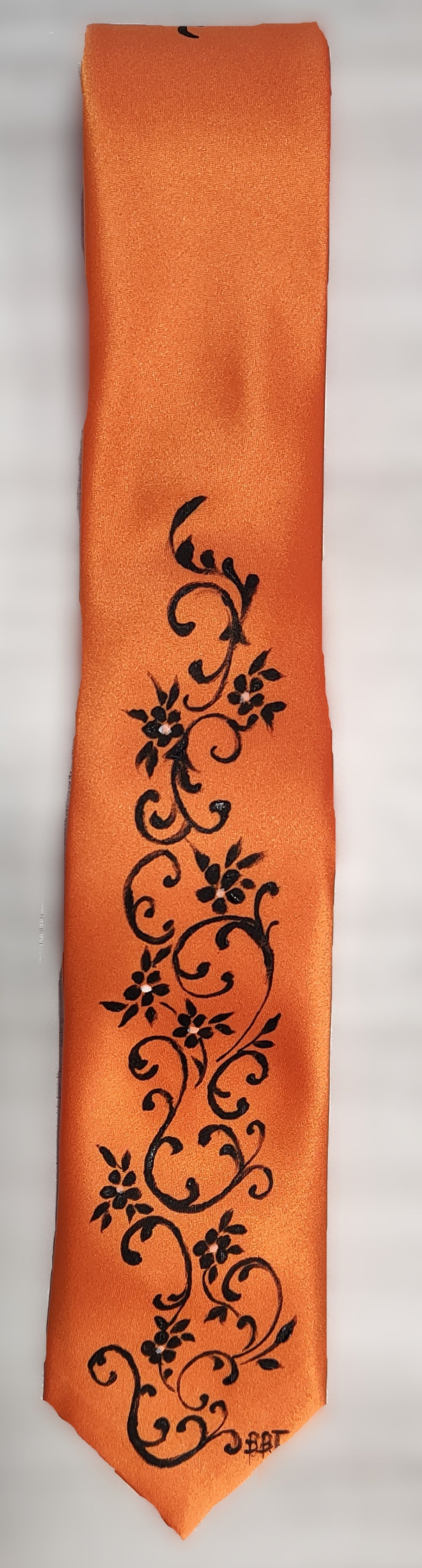 Cravatta arancione con decorazione nera