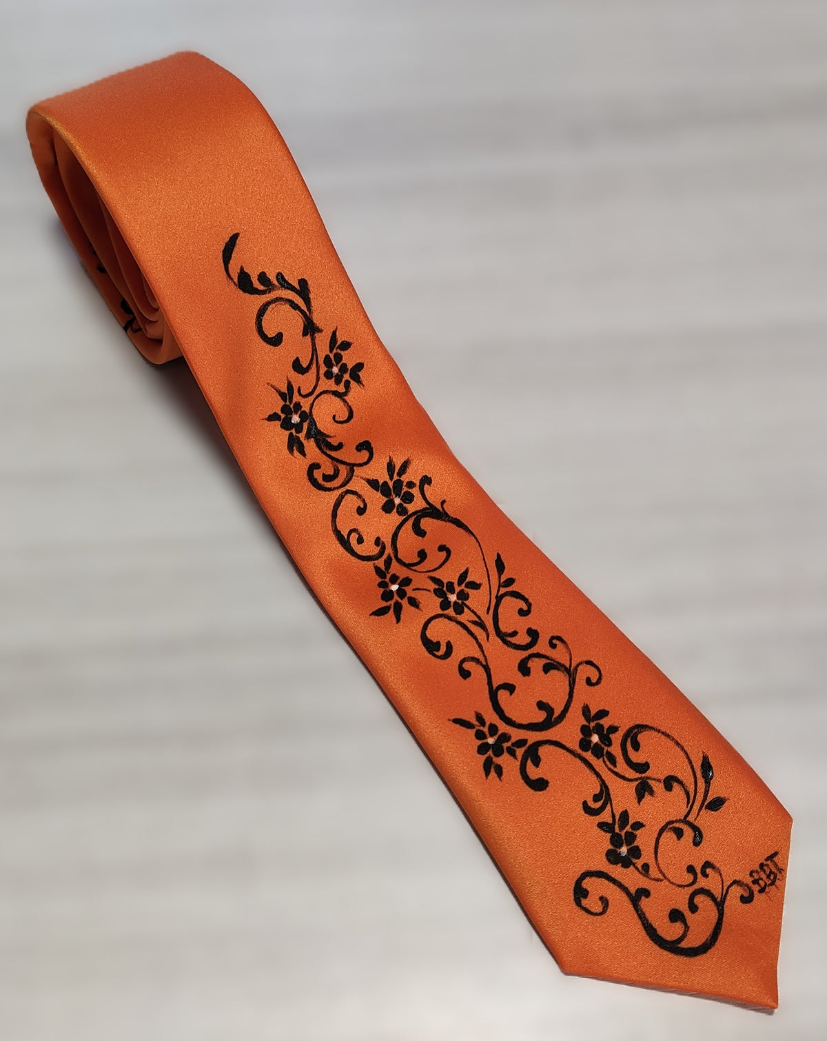 Cravatta arancione con decorazione nera