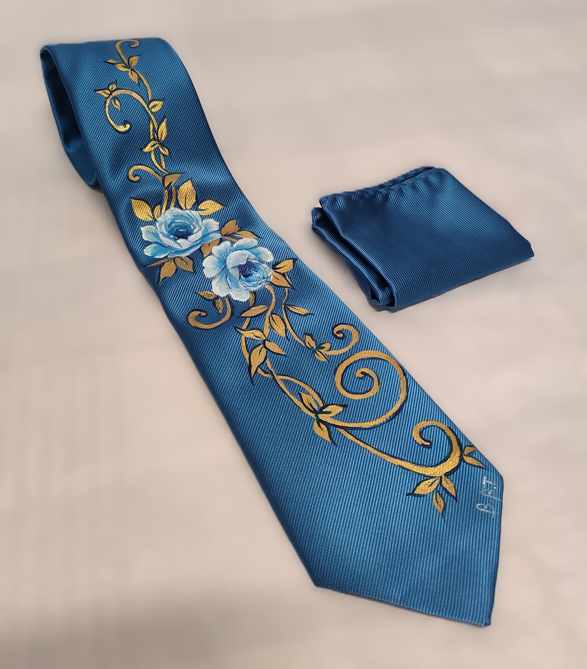 Cravatta blu con ricami in oro