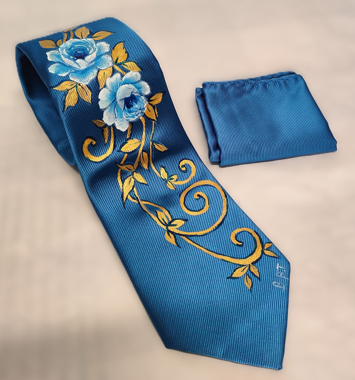 Cravatta blu con ricami in oro